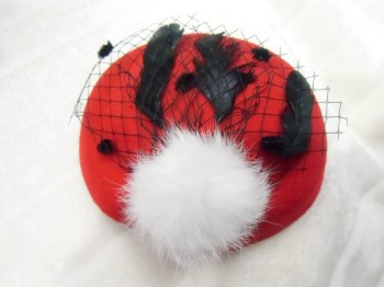 Mini chapeau bibi rouge pompon blanc fausse fourrure