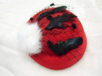 Mini chapeau bibi rouge pompon blanc fausse fourrure