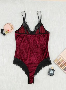 body-velours-rouge-dentelle-noire-sexy-7
