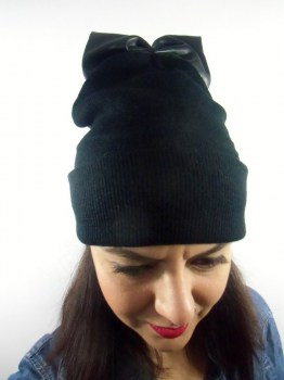 Bonnet noir original hiver noeud simili-cuir