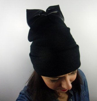 Bonnet noir original hiver noeud simili-cuir