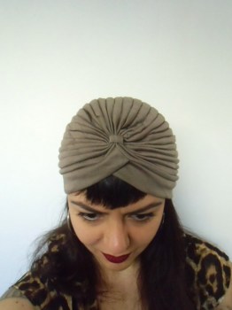 Bonnet turban taupe original, pinup et rétro pour l'hiver