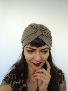 Bonnet turban taupe original, pinup et rétro pour l'hiver