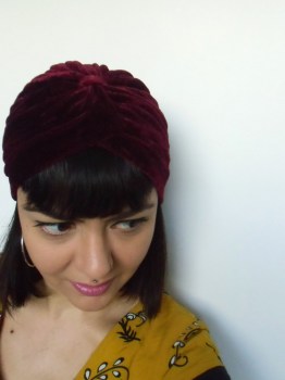 Bonnet turban original en velours rouge rubis