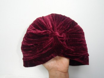 Bonnet turban original en velours rouge rubis