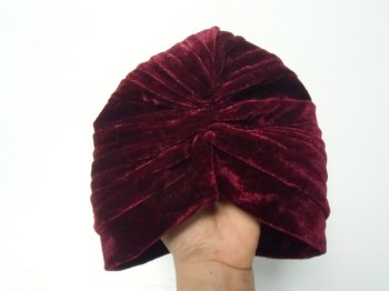 Bonnet turban original en velours rouge rubis