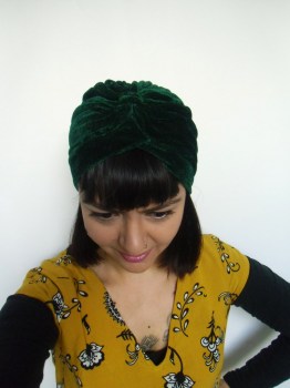 Bonnet turban original en velours vert émeraude