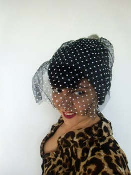 Bonnet original streetwear voilette de coquetterie pompons