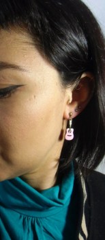 Boucles d'oreilles originales guitare classique rose