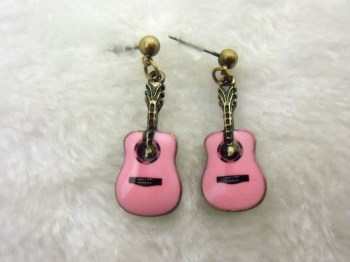 Boucles d'oreilles originales guitare classique rose