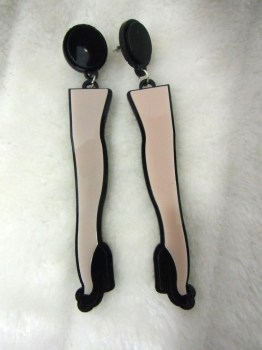 Boucles d'oreilles art déco jambes de pin-up talons noirs