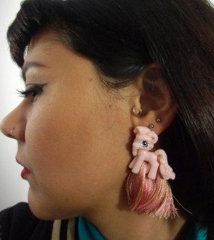 Boucles d'oreilles originales petit poney rose plastique