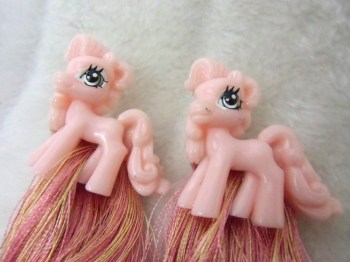 Boucles d'oreilles originales petit poney rose plastique