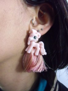 Boucles d'oreilles originales petit poney rose plastique