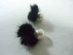 Boucles d'oreilles pompons en fourrure noire "Black pompons"