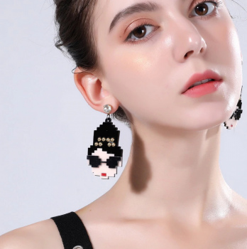 Boucles d'oreilles rétro Audrey Hepburn pixelisée