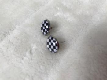 boucles-doreilles-cabochons-damier-carreaux-noirs-blancs-2