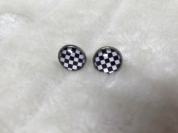 boucles-doreilles-cabochons-damier-carreaux-noirs-blancs