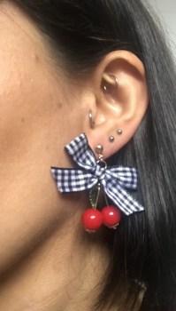 Boucles d'oreilles cerises rouges noeud vichy noir pin-up