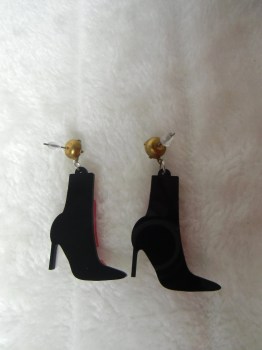 Boucles d'oreilles rétro pin-up chaussures à talons et chaussettes