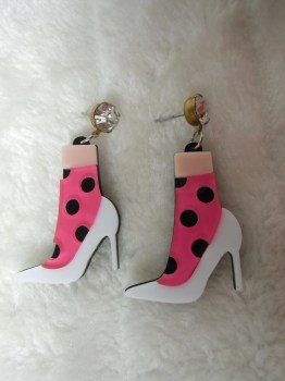 Boucles d'oreilles rétro pin-up chaussures à talons et chaussettes