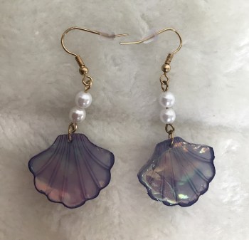 Boucles d'oreilles coquillages violets irisés et petites perles