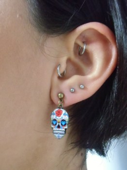 Boucles d'oreilles originales crane mexicain diamants