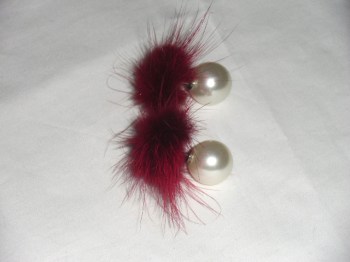 Boucles d'oreilles pompons en fourrure bordeaux