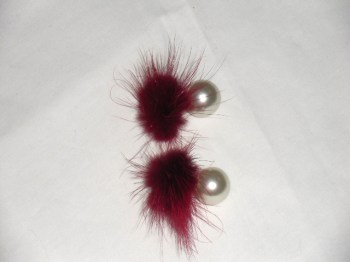 Boucles d'oreilles pompons en fourrure bordeaux