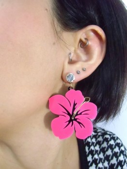 Boucles d'oreilles acrylique fleurs d'hibiscus roses