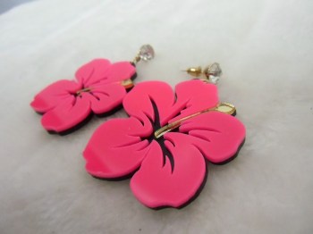 Boucles d'oreilles acrylique fleurs d'hibiscus roses