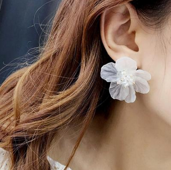 Boucles d'oreilles fleurs blanches à perles à facettes