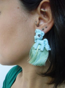 Boucles d'oreilles originales petit poney bleu plastique