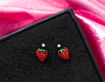 boucles-doreilles-petites-fraises-strass