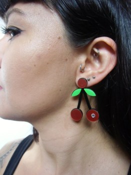 Boucles d'oreilles originales cerises acrylique strass