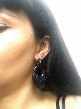 Boucles d'oreilles rétro ovales résine noire à paillettes bleues