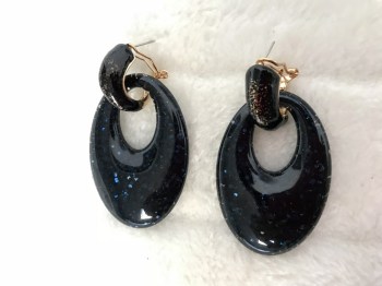 Boucles d'oreilles rétro ovales résine noire à paillettes bleues