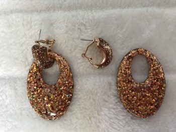 Boucles d'oreilles rétro ovales résine dorée à paillettes