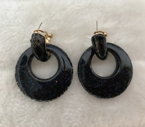 Boucles d'oreilles rétro rondes résine noires à paillettes bleues