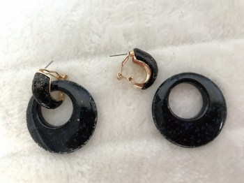 Boucles d'oreilles rétro rondes résine noires à paillettes bleues