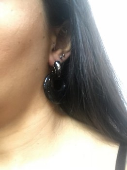 Boucles d'oreilles rétro rondes résine noires à paillettes bleues