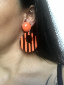 Boucles d'oreilles rétro rondes en résine orange et noire à rayures