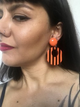 Boucles d'oreilles rétro rondes en résine orange et noire à rayures