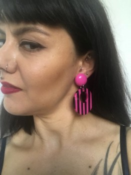 Boucles d'oreilles rétro rondes en résine rose et noire à rayures