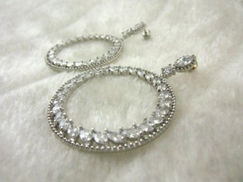 Boucles d'oreilles années 20 anneaux en strass transparents