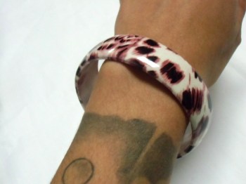 Bracelet large rigide en résine à taches léopard fourrure