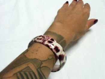 Bracelet large rigide en résine à taches léopard fourrure