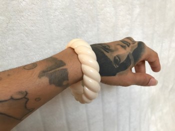 bracelet-resine-beige-torsade-retro