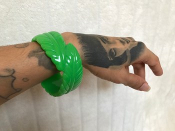 bracelet-resine-feuille-verte-brillante-retro