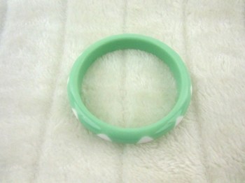 Bracelet rétro en résine vert menthe à pois blancs